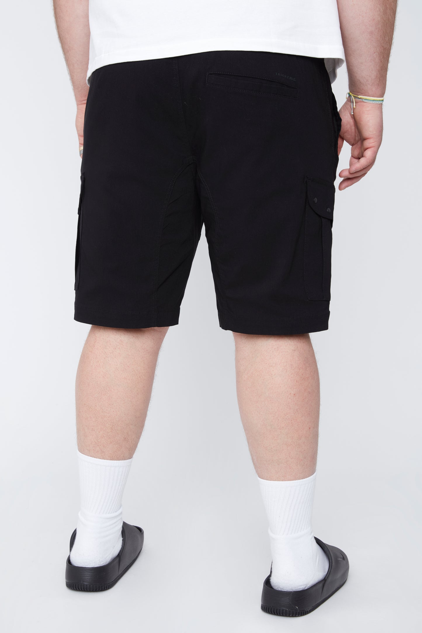 Short cargo à enfiler avec poches zippées pour homme